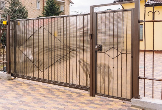 Купить ворота из профлиста с элементами ковки, с металлическими столбами в рамке или под дерево в Вязниках от 153255 руб